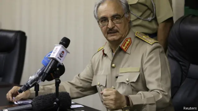 حفتر يقول إنه إصيب بجروح طفيفة عولج منها في المستشفى.