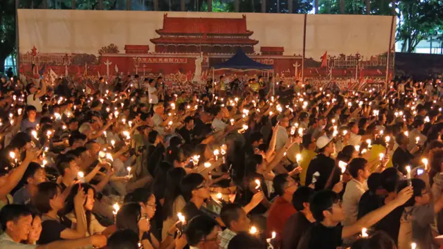 香港維多利亞公園民眾在天安門廣場的照片前點亮燭光（4/6/2014）