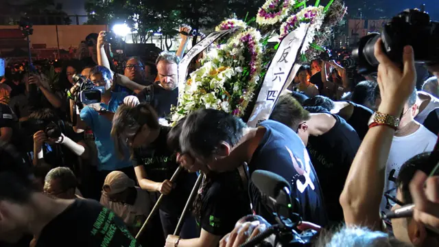 香港支聯會代表向民主英雄紀念碑鞠躬（4/6/2014）