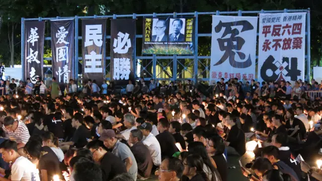 香港維多利亞公園民眾在胡耀邦、趙紫陽遺像下點亮燭光（4/6/2014）