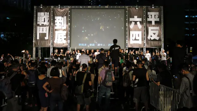 香港支聯會成員在維多利亞公園六四燭光晚會上講話（4/6/2014）