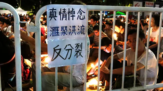 香港維多利亞公園六四燭光晚會上的一幅群眾自備標語：真情悼念，匯聚洪流，反分裂（4/6/2014）