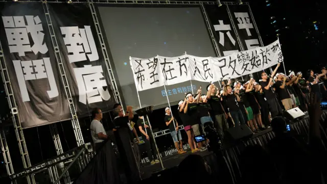 香港維多利亞公園六四燭光晚會上香港專上學生聯會代表帶領群眾唱歌（4/6/2014）