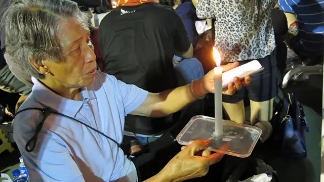 香港維多利亞公園六四燭光晚會上一名老婦舉起蠟燭（4/6/2014）