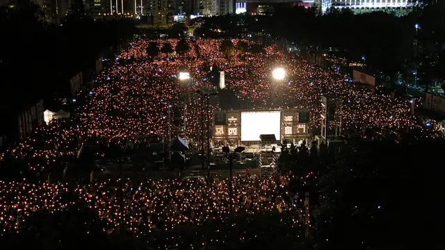 俯瞰香港維多利亞公園參與六四燭光晚會的群眾（4/6/2014）