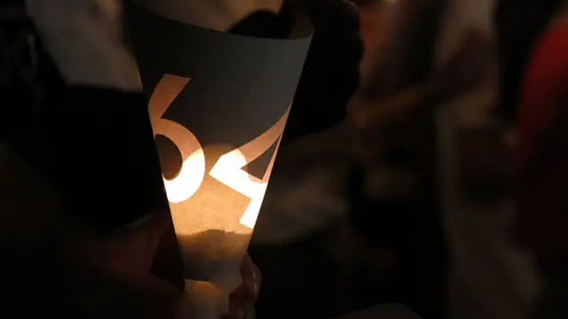 香港維多利亞公園六四燭光晚會上一名參加者舉起燭光（4/6/2014）