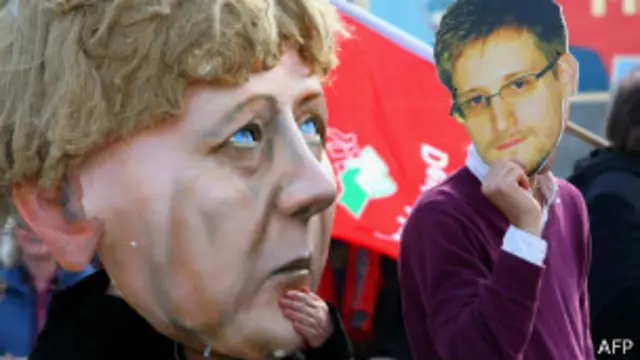 Маски Меркель и Сноудена