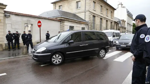 Машина, подъезжающая к зданию суда