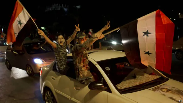 Сторонники Ассада в машине с флагом