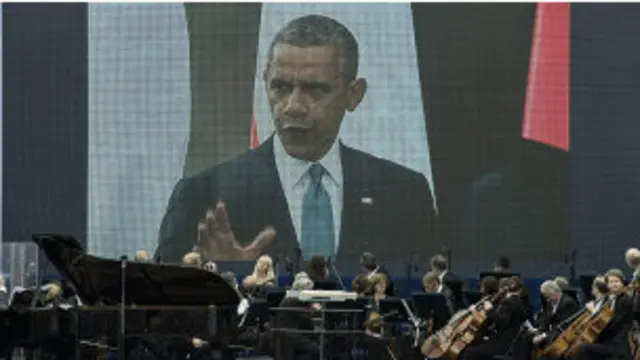 Prezident Obama Varşavada Kral Meydanında çıxış edir. 