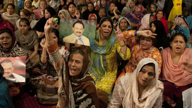 کراچی میں نمائش چورنگی پر جاری دھرنے میں خواتین کی بڑی تعداد بھی شریک رہی۔