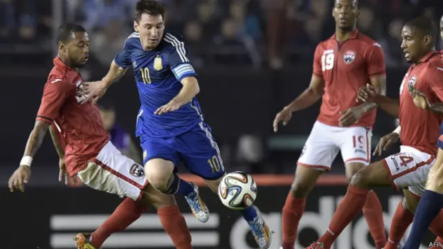 Kapten Argentina, Lionel Messi dikepung pemain-pemain Trinidad dan Tobago.