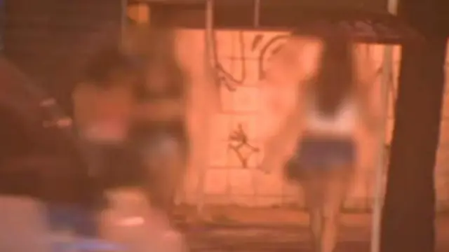 Garotas dizem preferir estrangeiros por serem mais 'ricos e generosos'