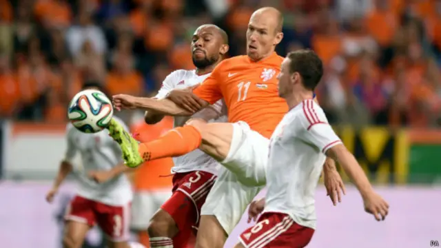 Bintang Belanda, Arjen Robben, dikepung dua pemain Wales.