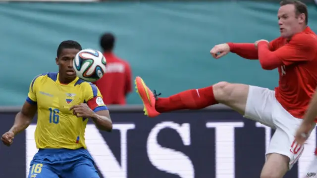 Wayney Rooney duel dengan pemain Ekuador di laga yang berakhir seri.
