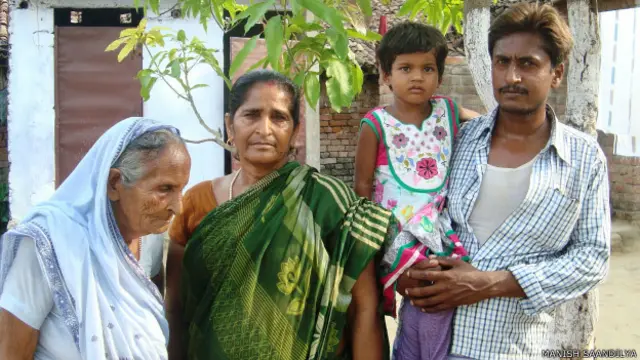 एक अनाथ बच्ची को अपनाने वाली नीलम और उनका परिवार