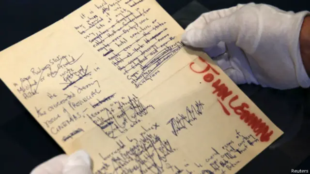 Naskah John Lennon seperti puisi dan prosa juga dipamerkan dan dilelang.