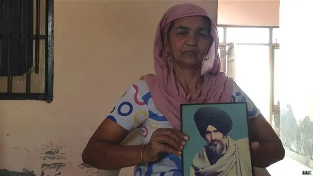 कश्मीर कौर के पति सुरजीत सिंह 1992 में लापता हो गए थे. उन्हें पुलिस घर से ले गई थी.