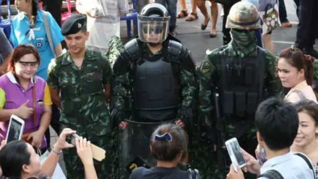 مدنيون يلتقطون الصور مع قوات الجيش في شوارع تايلاند 