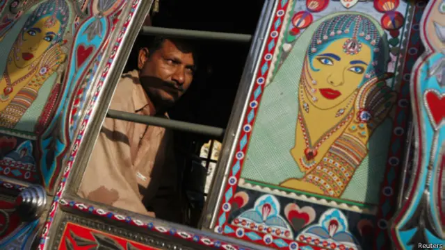 آج کے کراچی میں اگر کوئی یہ دعویٰ کرے کہ وہ پچھلے پانچ سال میں کسی سٹریٹ کرائم کا شکار نہیں ہوا تو اس سے بحث مت کیجیے۔ جھوٹوں پر وقت ضائع کرنے سے فائدہ ؟