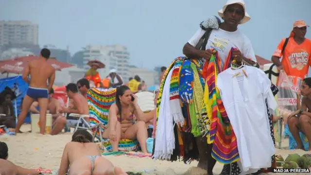 Người dân địa phương gọi sà-rông bãi biển là 'canga'