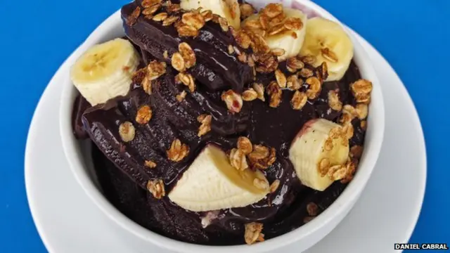 Acai được chiết xuất từ một loại cây cọ và được dùng bằng cách nghiền nhuyễn