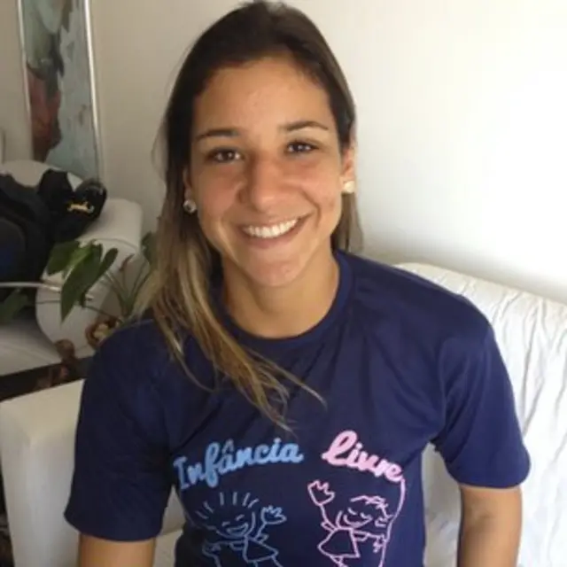 琼娜建立活动组织”自由童年” 