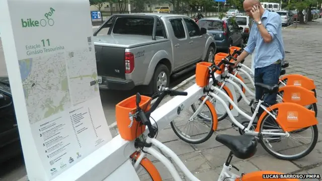 Copacabana có làn đường riêng cho xe đạp nhằm đảm bảo an toàn cho người đi