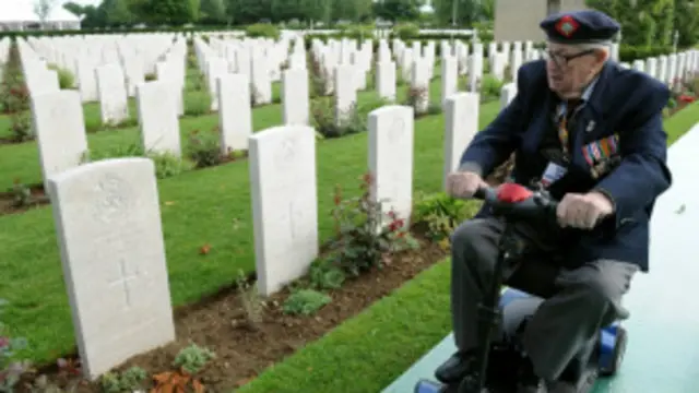 Selon l'Association des vétérans de Normandie, sur les 15000 combattants ayant participé au débarquement, seuls 600 vivent encore. 