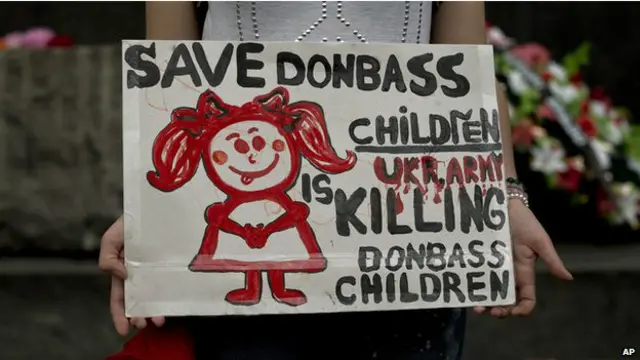 Донецк: плакат с надписью "Спасите детей"