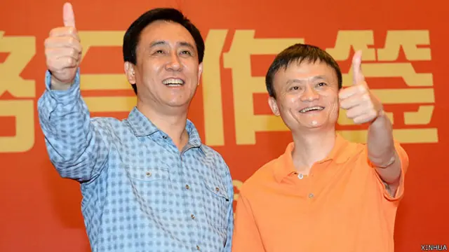 馬雲（右）與許家印在廣州的簽約儀式上豎起拇指（新華社圖片5/6/2014）