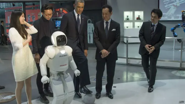 रोबोट के साथ खेलते ओबामा, जापान