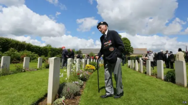 المئات من المحاربين القدامي البريطانيين توجهوا إلى نورماندي للمشاركة في الاحتفال.