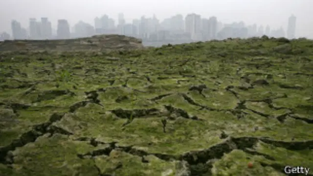 Río seco cerca de la ciudad de Chongqing