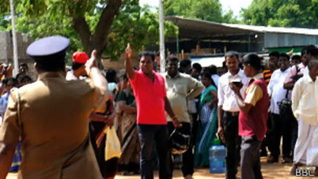 උද්ඝෝෂණයට එක්වූ මුලතිව් ජනතාව 