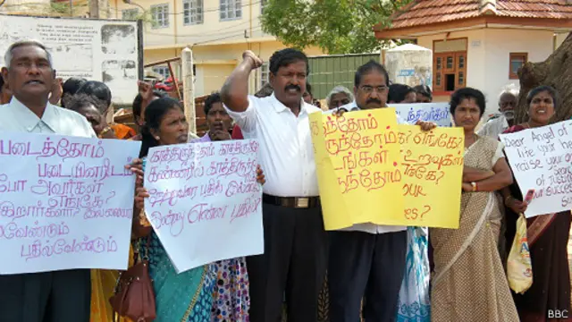 පාර්ලිමේන්තු මන්ත්‍රී සුරේෂ් ප්‍රේමචන්ද්‍රන්, පළාත් සභා මන්ත්‍රී අනන්දී එලිලන් ඇතුළු උද්ඝෝෂණ කරුවන් 