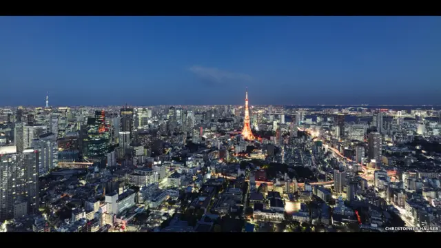 'Paris at Night Tokyo 2012' (Tokio de noche) © Christopher Hauser