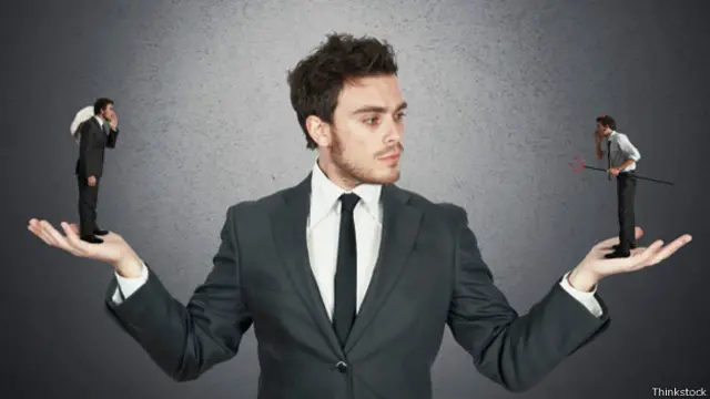 Ejecutivo con un ángel y un demonio dándole consejo