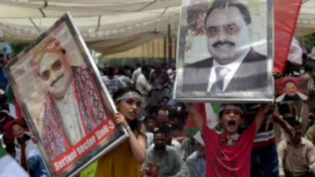 ایم کیو ایم کے سربراہ الطاف حسین نے تحریک انصاف کے رہنما مخدوم شاہ محمود قریشی کو اس وقت جاگیردار اور پیر پرست قرار دیا تھا جب ایک نجی چینل پر بات کرتے ہوئے انھیں روک کر شاہ محمود قریشی کا خطاب دکھایا گیا تھا