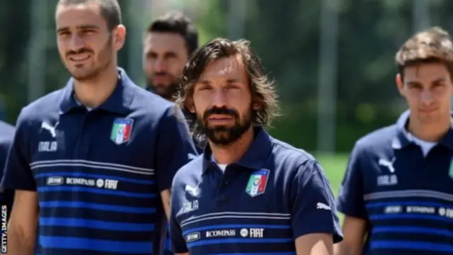 Andrea Pirlo (giữa) là hy vọng lớn nhất của Italy