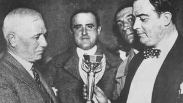 جولیئیس ریمٹ نے پہلے ورلڈ کپ کی ٹرافی یوروگوائے کے حکام کے حوالے کی تھی