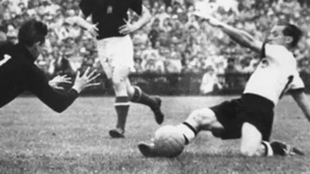 مغربی جرمنی کے میکس مارلوک نے فائنل میں ہنگری کے خلاف گول کیا