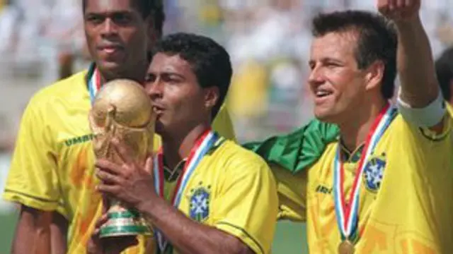 برازیلی کپتان ڈنگا اور روماریو ورلڈ کپ ٹرافی کے ہمراہ