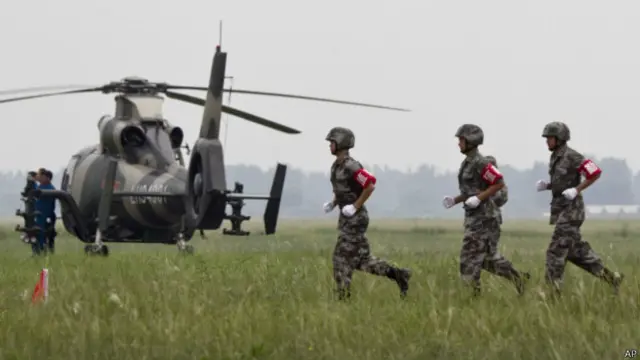 中國解放軍直9攻擊直升機在八一建軍節演練(24/07/2012)