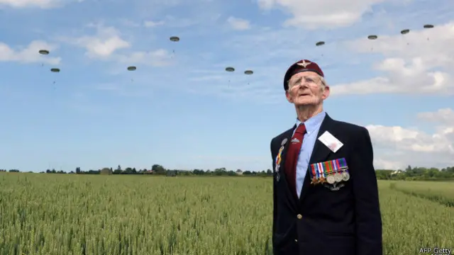 Нормандия: ветеран наблюдает за празднованием годовщины высадки союзников