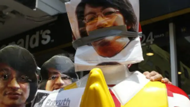 မစ္စတာ စုမ်ဘတ်ရဲ့ မျက်နှာဖုံးနဲ့ ဆန္ဒပြကြစဉ်။