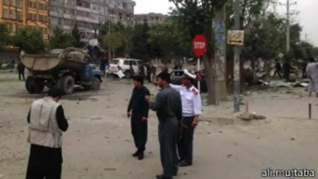 آقای عبدالله از یک همایش انتخاباتی به همایش دیگر انتخاباتی خود می‌رفت که هدف حمله انتحاری قرار گرفت
