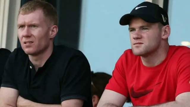 前隊友斯科爾斯和魯尼（右）