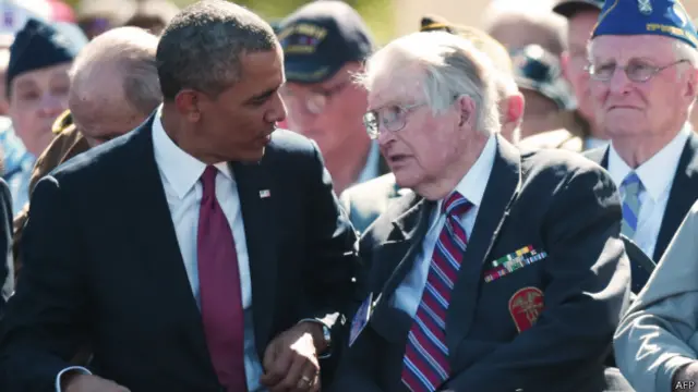 Барак Обама с ветераном Второй мировой в Нормандии