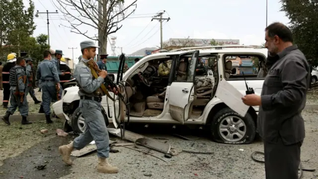 د ولسمشریزو ټاکنو کاندید عبدالله عبدالله له بریده روغ ووت، خو د کابل امنیتي چارواکي وايي، چې د عبدالله دوه یا څلور ساتونکي پکې وژل شوي.